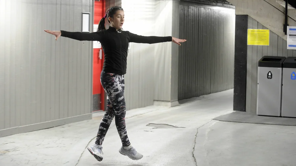 Malena Dimitrova går igenom hela sitt nya program i Minior B. Allt från hopp och piruetter till hur hon ska använda armar och händer.