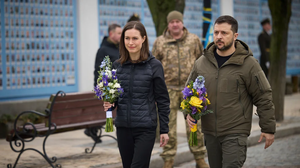 Finlands statsminister Sanna Marin och Ukrainas president Volodymyr Zelenskyj vid en minnesvägg för fallna soldater.