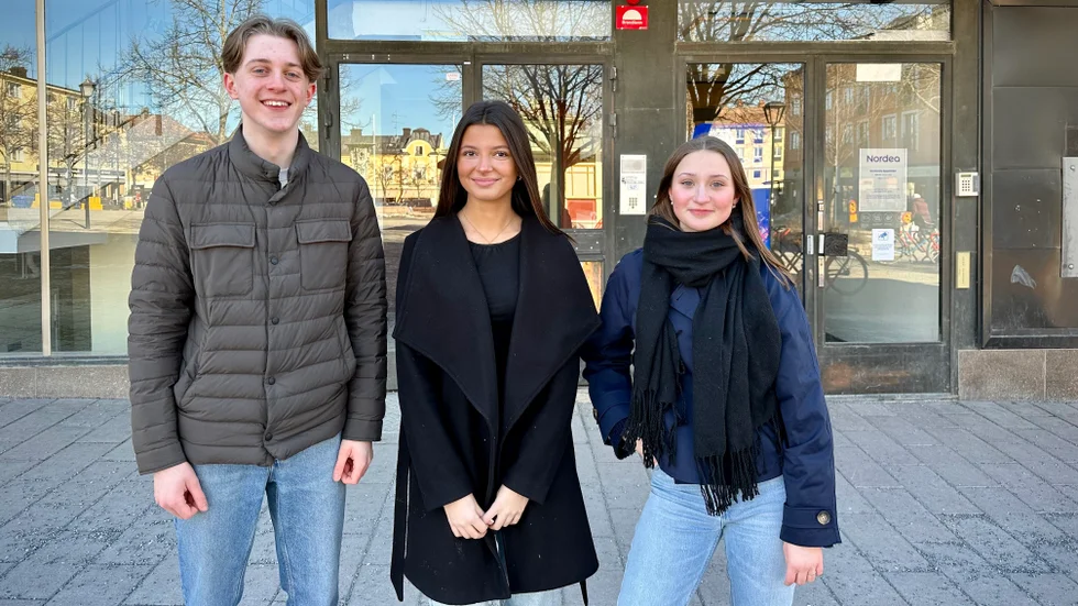 Noah Ståhl, Alva Kiani och Anna Johansson tänker att ett Subway och fler klädbutiker hade lockat yngre generationer till centrum.