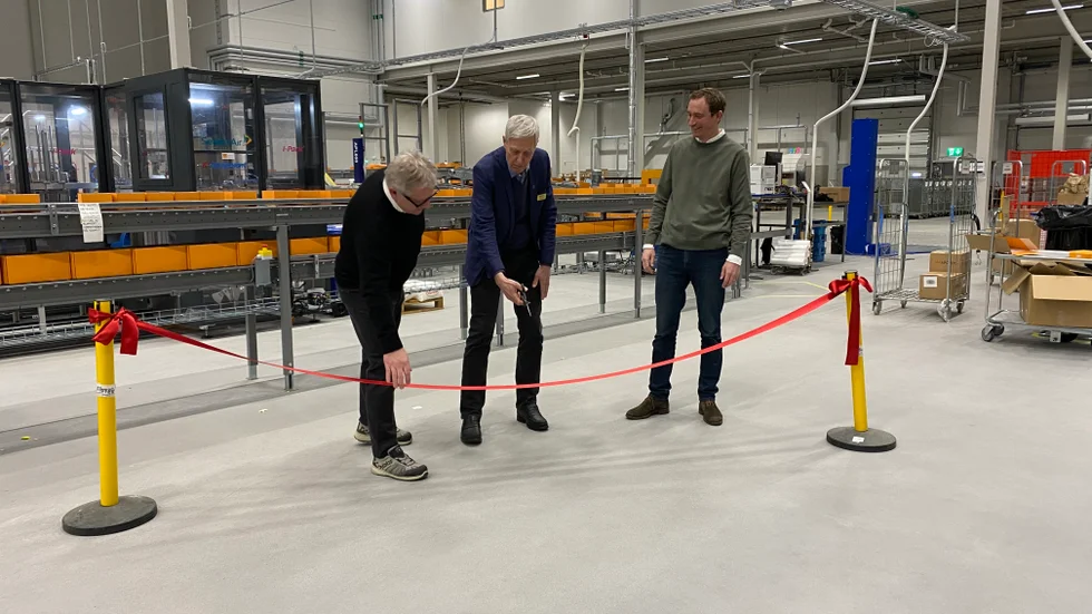 Kronans Apoteks nya e-handelslokaler har varit igång en dryg månad. På måndagen invigdes de med bandklippning och tårt. Från vänster logistikchefen Dan Adolfsson, kommunfullmäktiges ordförande Mats Flodin och Kronans Apoteks vd Erik Sjögren.