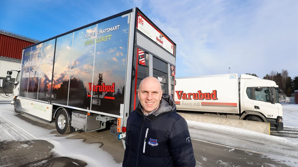 Daniel Johansson, vd på Varubud åkeri AB, ser investeringen i den nya ellastbilen som ett viktigt steg i företagets hållbarhetsarbete där målsättningen är att kunna köra fossilfritt.