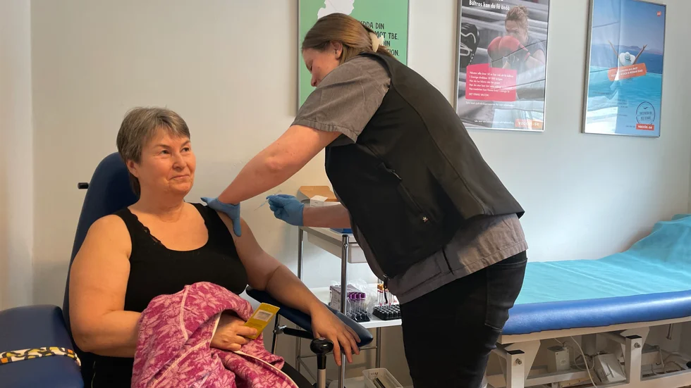 Ylva Skytt Ekoloa är erfaren när det kommer till TBE-vaccin. Hon började vaccinera sig redan 2010 och tar här sin sjätte spruta. Hon berättar att hon plockar litervis med blåbär under bärsäsongen och avslöjar även sitt smultronställe.