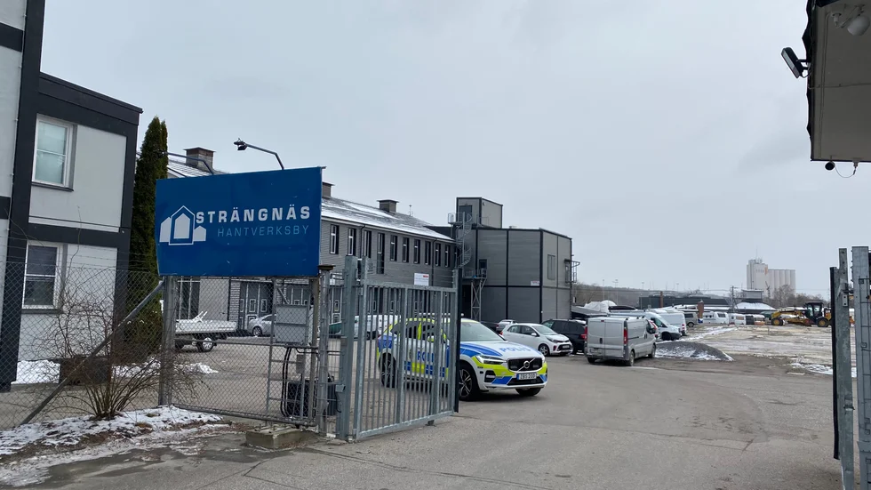 En polisinsats pågick under måndagen vid Strängnäs hantverksby i Storängens industriområde.