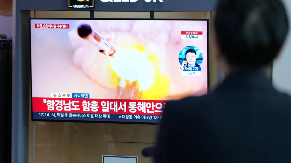 Bilder från Nordkoreas uppskjutning på onsdagen visas på järnvägsstationen i Sydkoreas huvudstad Seoul.