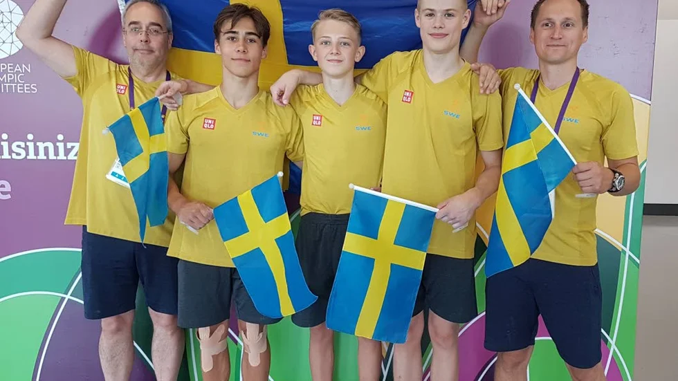 Laget på EYOF: fr. v. Lars Stenberg, tränare, Lulegymnasterna, Marcus Stenberg, Lulegymnasterna, Vilgot Hyll, Halmstad Frigymnaster, William Sundell, Hammarbygymnasterna, Eddie Olsson, Förbundskapten.