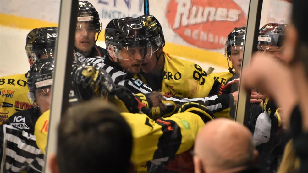 Grinigt, tufft och hårt. Det smällde rejält i söndagens match i  Liljas Arena. 