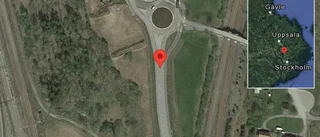 Lastbil stillastående på väg 859 - helt stopp i ett körfält