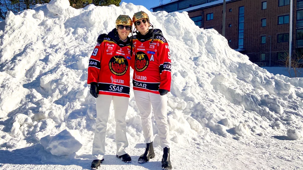 Emma Nordin och Johanna Fällman i guldhjälm, solglasögon och vita jeans i Stadsparken.