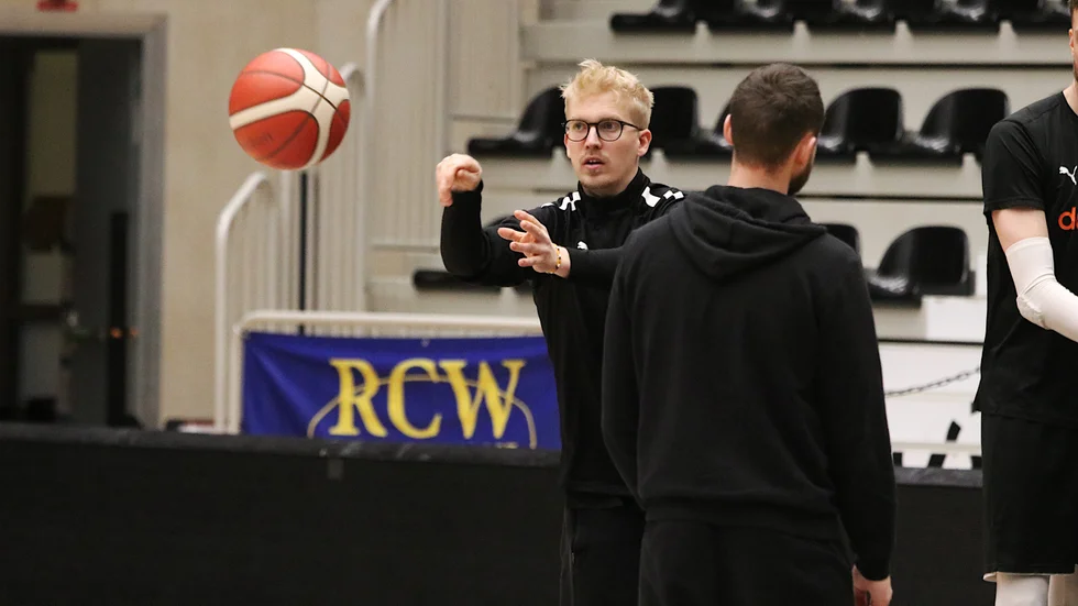 "Bakken utger sig för att vara Nordens bästa lag, men vi är också bra", säger Dolphins assisterande coach Johs Andersen inför onsdagskvällens möte med Århus-laget.