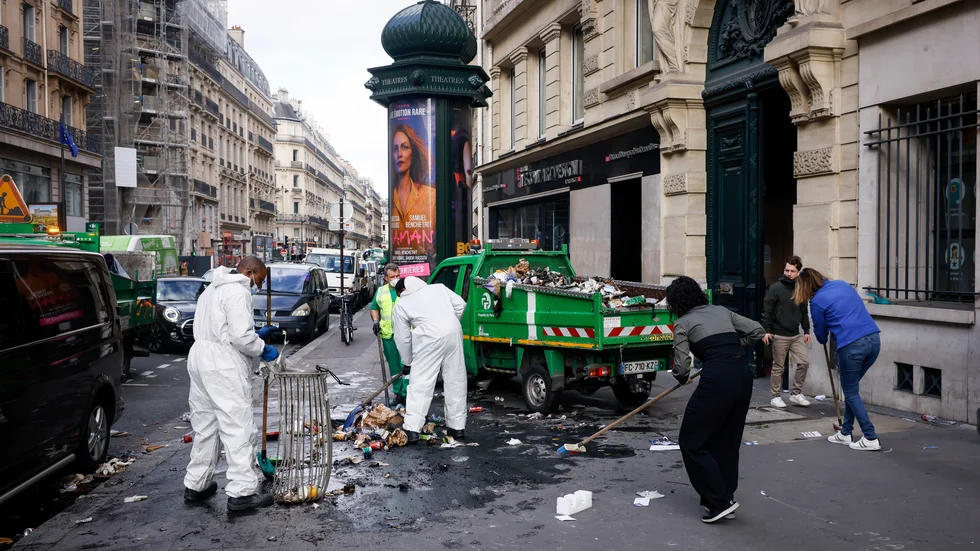 Gator städas upp i Paris efter torsdagens våldsamma protester mot den franska pensionsreformen.