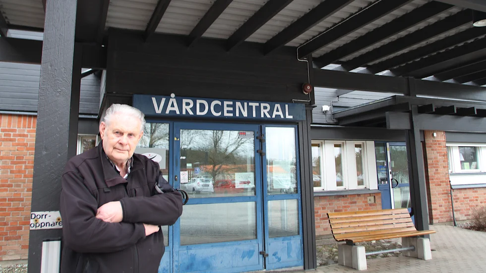 "Man kan ju få sitta här och vänta länge ibland innan man kommer in till doktorn", säger Arne Johansson som ifrågasätter längden på parkeringstiden.