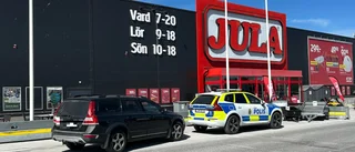 Polisinsats vid butik i Visby: ”Öppnade förpackning med kniv”