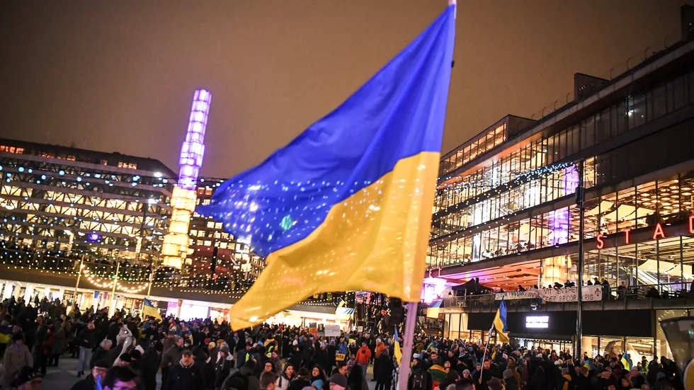 I dag har många av oss nittiotalister egna barn, som är födda antingen under en global pandemi eller med krig i Europa. Jag undrar ofta om de kommer få uppleva ett Europa i fred. På bild: Demonstration på Sergels torg i Stockholm, treårsdagen av Rysslands invasionskrig i Ukraina.