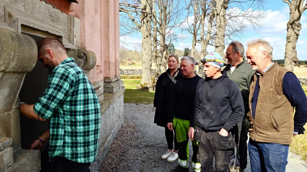 Förväntan är hög. Johan Höijer, kyrkvaktmästare i Veckholms kyrka, låser upp dörren som leder ned till Ebba Brahes kista. Från höger Carl Hermelin, Gustaf Carlström, Leif Larsson, Mikael Runfeldt och Clara Lindahl Hall. Även Isabell Sjögren, kyrkvaktmästare, som avstod bild medverkade.