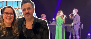 Här charmar Susanne från Kusmark Peter Jöback med sin sång