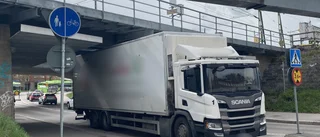 Lastbil körde fast – i järnvägsbron