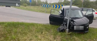Mopedbil i olycka i Linghem – krockade mot stolpe