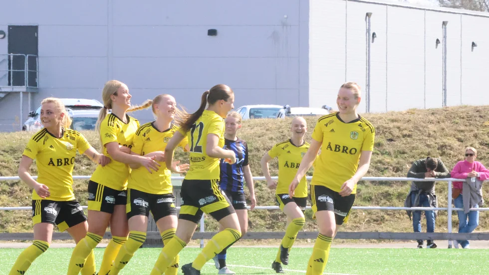 Måljubel. Här har Molly Levin precis gjort 3-1 för Vimmerby i premiären. 