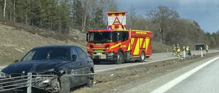 Personbil i kraschade in i mitträcke på E20