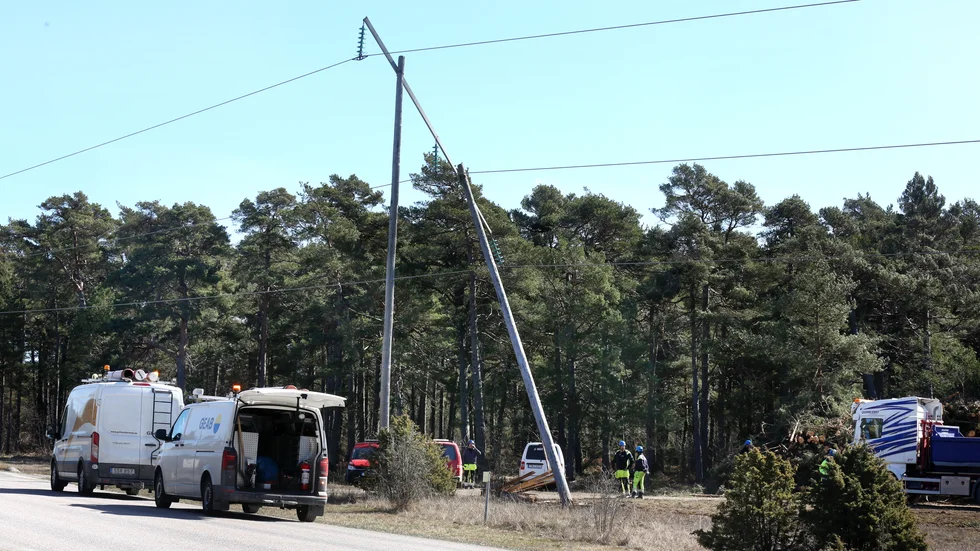Stolpen knäcktes rakt av och lutade sedan betänkligt. Strömmen bröts och en ny stolpe fick beställas.