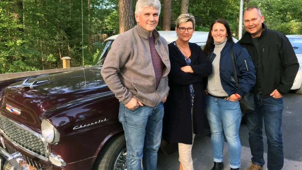 RAGGARBIL. SMK Motalas folkrace-entusiaster har passion för många olika typer av bilar. Här ses Roger Häggberg, Fia Häggberg, Jenny Boberg och Per-Anders Boberg på Cheva-utflykt i Varamon. De firade Rogers namnsdag.