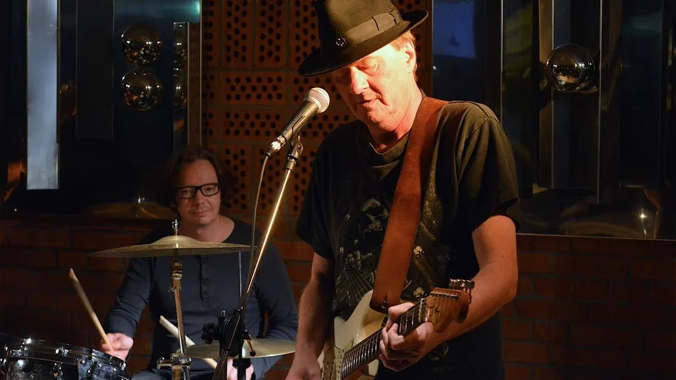 Briljant. Jan Gerfast Band fyllde Sjöbris med virtuos blues. Per Lindberg på trummor.
