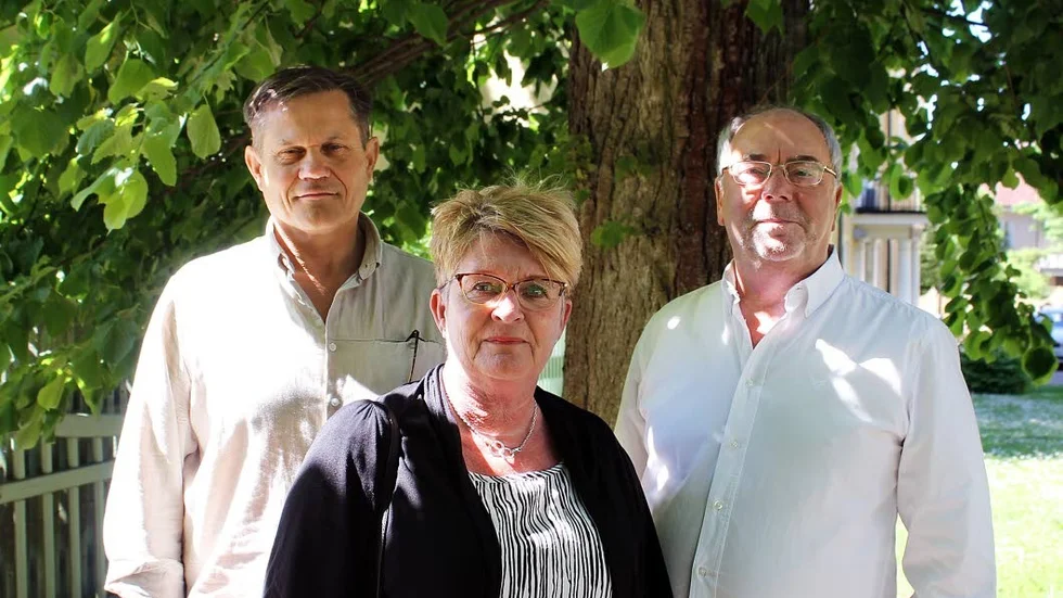 Principfråga. Socialdemokraterna Magnus Gustafsson, Desireé Forsén  och Anders Hedeborg meddelar att de står fast vid sin inställning att kommundirektören måste lämna sitt uppdrag.