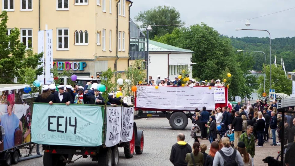 I år gäller hårdare regler för att få tillstånd att åka studentflak.
