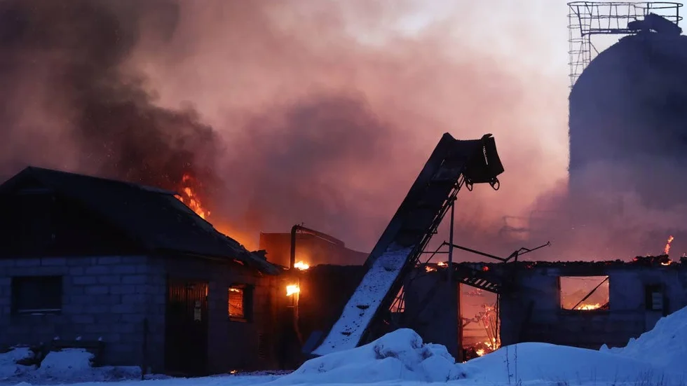 Svårförklarlig. Onsdagskvällens ladugårdbrand i Godegård kommer nog aldrig att få sin förklaring.