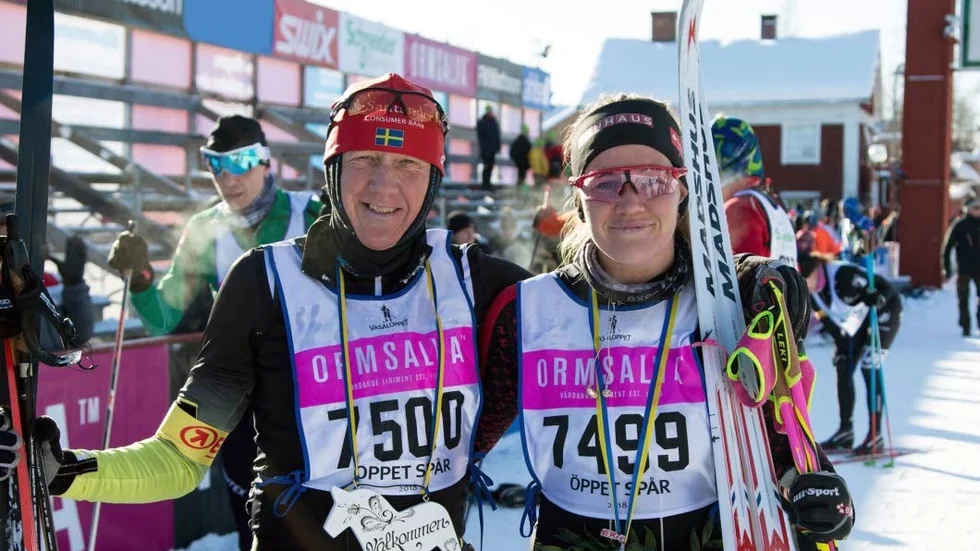 MÅL. Michael Thorén och Annie Thorén i målet efter öppet spår i Vasaloppet. Annie har nu det kvinnliga rekordet i totaltid på En svensk klassiker.