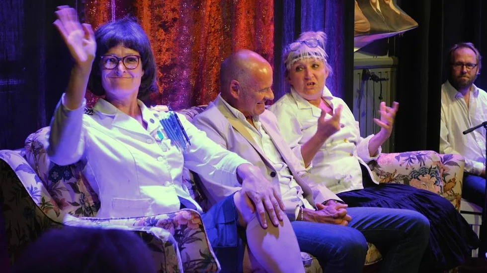 Schlagerentreprenören Lasse Holm var soffgäst hos den glatt poserande Ines (Malin Kärrbrink) och Vera (Eva Granlund) på lördagskvällen. Det blev en på många sätt riktigt het kväll.