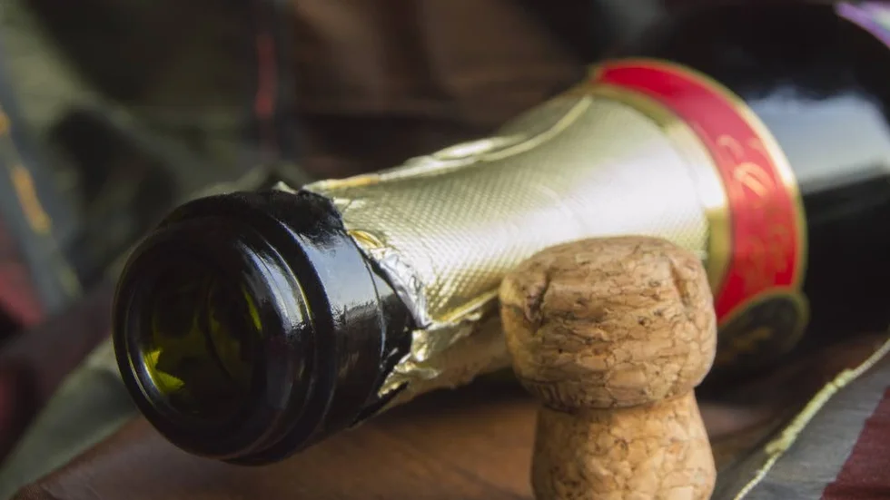 Öl och vin hittades i den misstänkte Motalabons väcka. Nu har han åtalats för stöld i flera fall.