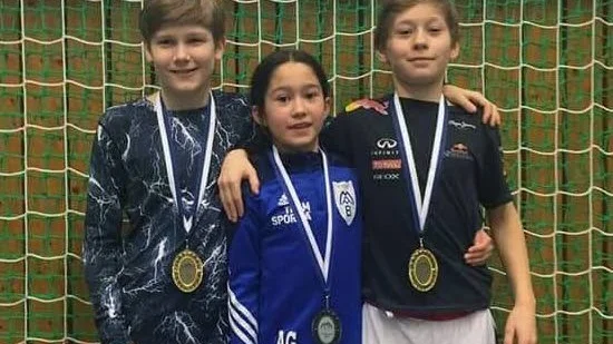 MEDALJÖRER. Motala brottarklubbs Liam Svensson, Alice Gamelius och Algot Gamelius tog medalj i Vänercupen i Lidköping.