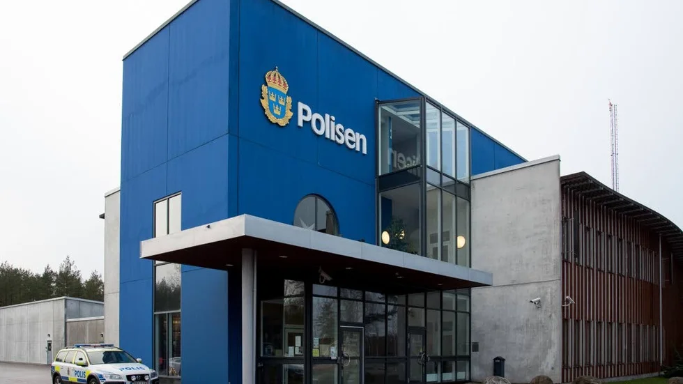 En man misstänks för våldtäkt. Han sitte5r för närvande anhållen hos polisen i Västervik.
