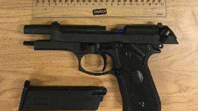 Fynd. Detta luftvapen hittade polisen i 24-åringens bostad.