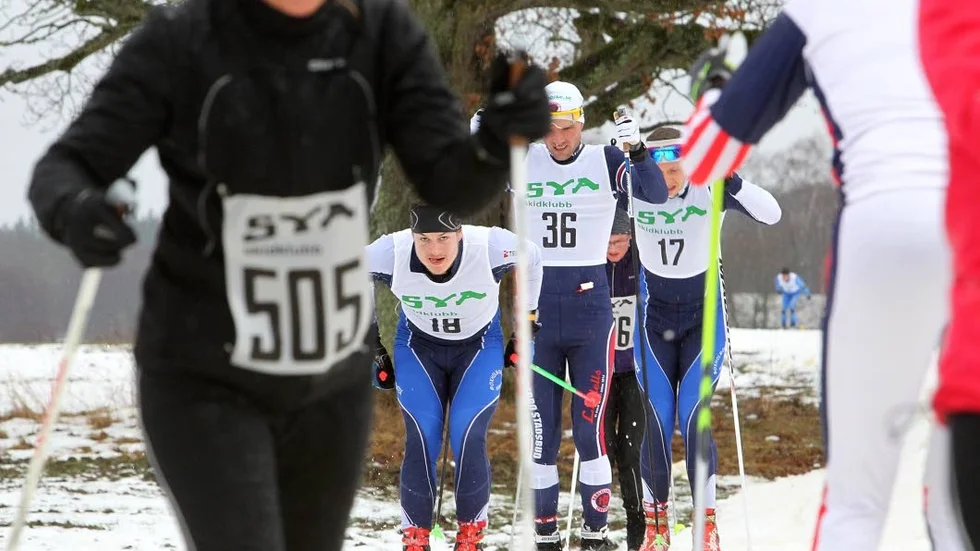 Gustaf Niord, Boxholm-Ekeby SK (nr 18) kom trea i Syaslingan som trots regn och plusgrader lockade 500 åkare. Vann gjorde Robert Eriksson, Björkfors, som försvarade titeln från i fjol. Bakom (nr 17) syns Rasmus Ax, från Boxholm.  Nummer 505 heter Sara Westbom och kommer från Ydre. Foto: Åke Karlsson