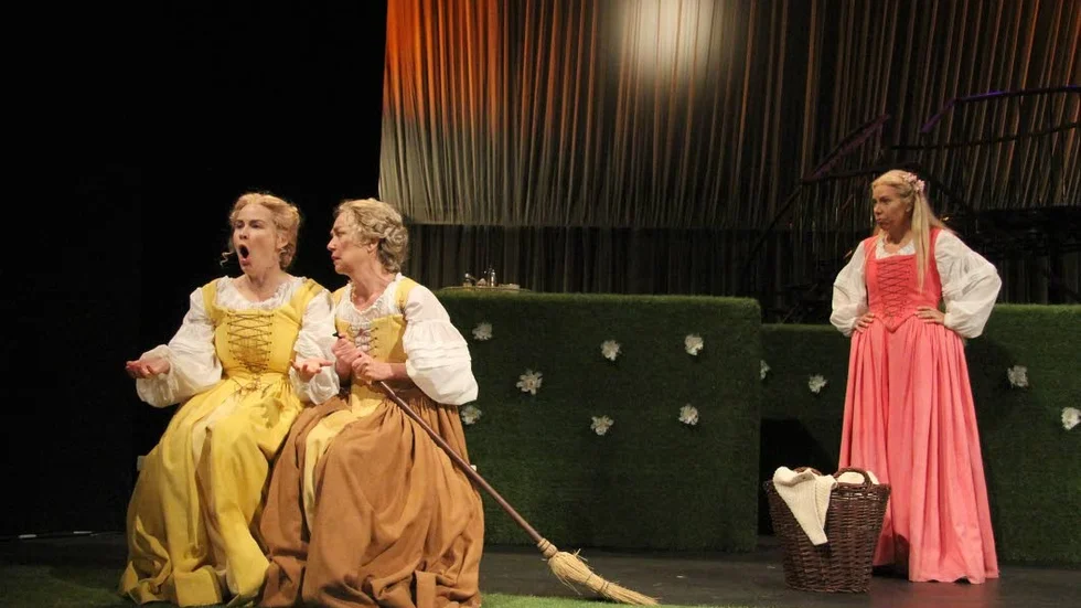På scen. Caroline Harrysson och Nina Jemth som Hero och Ursula. Till höger i bild ses Ann-Sofie Andersson Kern som spelar Beatrice.