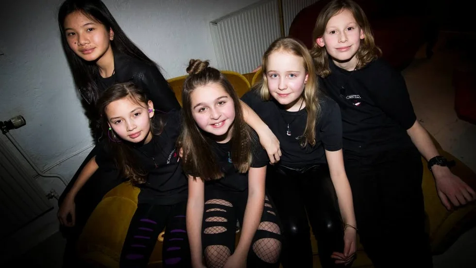 Rutinerade. Namrin Sonwiset, Jasmin Mathiesen, Doris Memetovic, Sofia Jonsson och Frans Liffner tycker det är roligt att träffa nya vänner i Livekarusellen. Under en av spelningarna blir Doris 12 år.