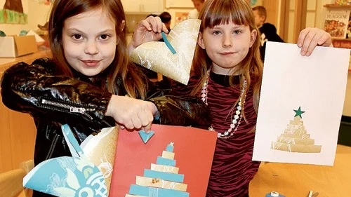 Agnes Hultberg och Silje Lagerkvist är nöjda med pysseldagen. Det blev både korghjärtan och granar att ta hem.