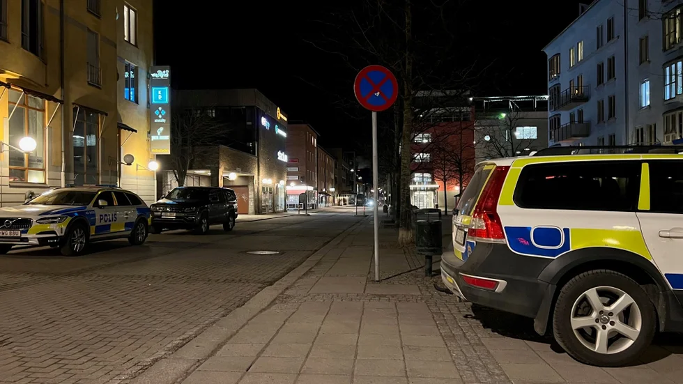 Polisen larmades till boendet strax före klockan 18 och sedan dess har många patruller involverats i sökandet.