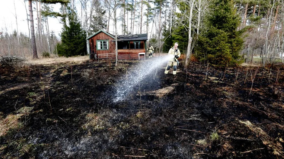 Räddningstjänsten vill undvika den här typen av uppdrag. En gräsbrand i Ekängen tidigare i år.