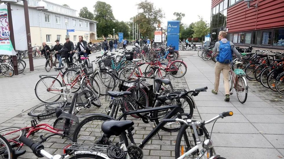 Fortfarande fattas ett antal studenter i Linköping. De sitter fast i sina hemländer och väntar på uppehållstillstånd.