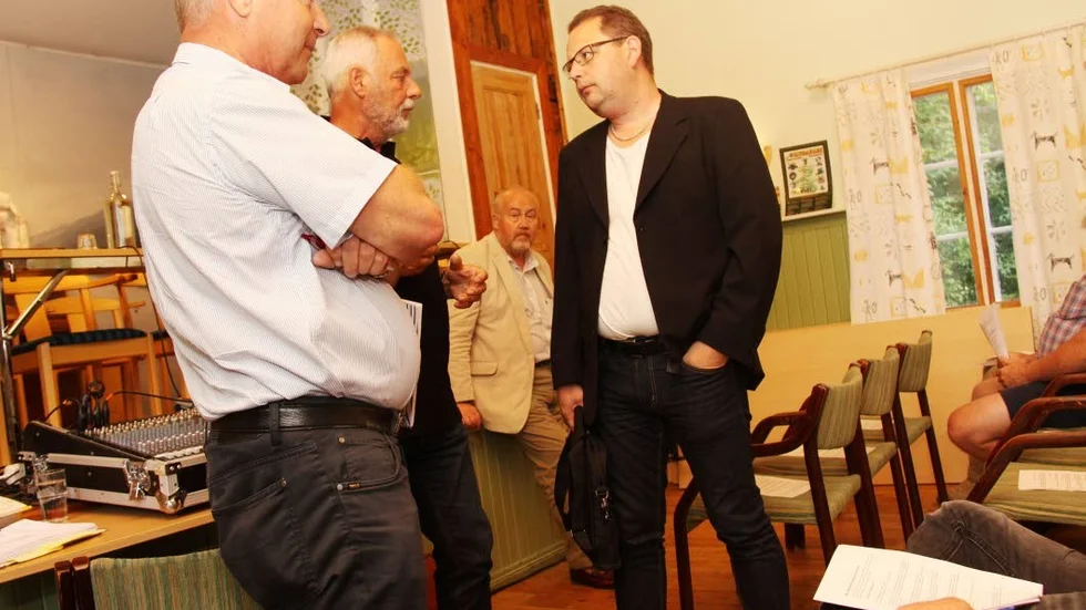 Klämd. Göran Gunnarsson mellan Kindapolitikerna Björn Hoflund, Hans Måhagen och Lars Karlsson.
