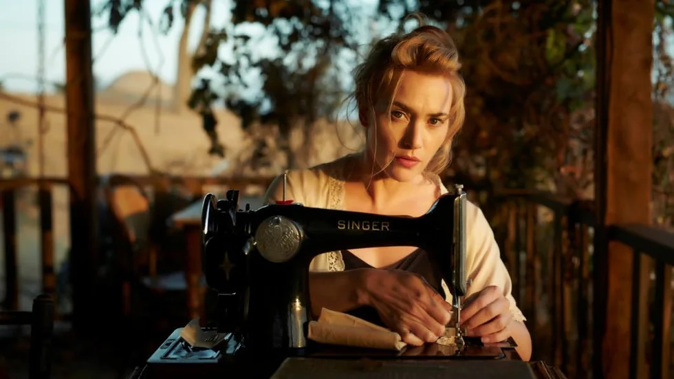 Slår tillbaka. I "The dressmaker" spelar Kate Winslet skräddaren Tilly som återvänder till sin barndomsby för att ta reda på sanningen om varför hon tvingades i exil.