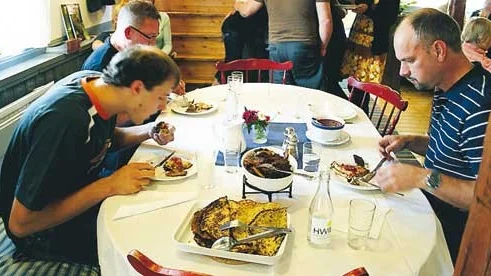 Marcus Zeylon, Jörgen Lingefelt och Lars Bengtsson gjorde upp om segern i raggmunksätartävlingen.