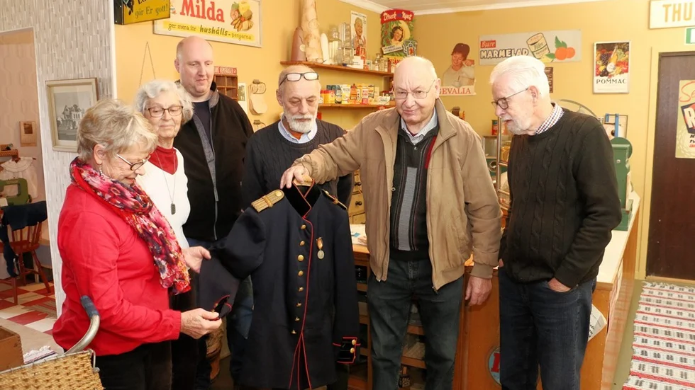 Katarina Genberg, Marit Falkenhaug, Stefan Helgesson, Thorbjörn Svahn, Carl-Eric Dunhage och Georg Karlsson tar en titt på Doktor Liljas gamla uniform som finns i behåll.