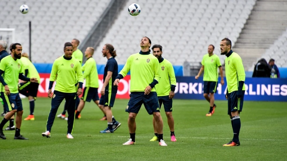 PARIS 2016-06-12 
Zlatan Ibrahimovic med flera under söndagens träning med svenska fotbollslandslaget i Paris, inför Sveriges EM-premiärmatch mot Irland.
Foto Janerik Henriksson / TT / kod 10010
*** Bilden ingår i SPORTPAKET. För övriga BETALBILD ***