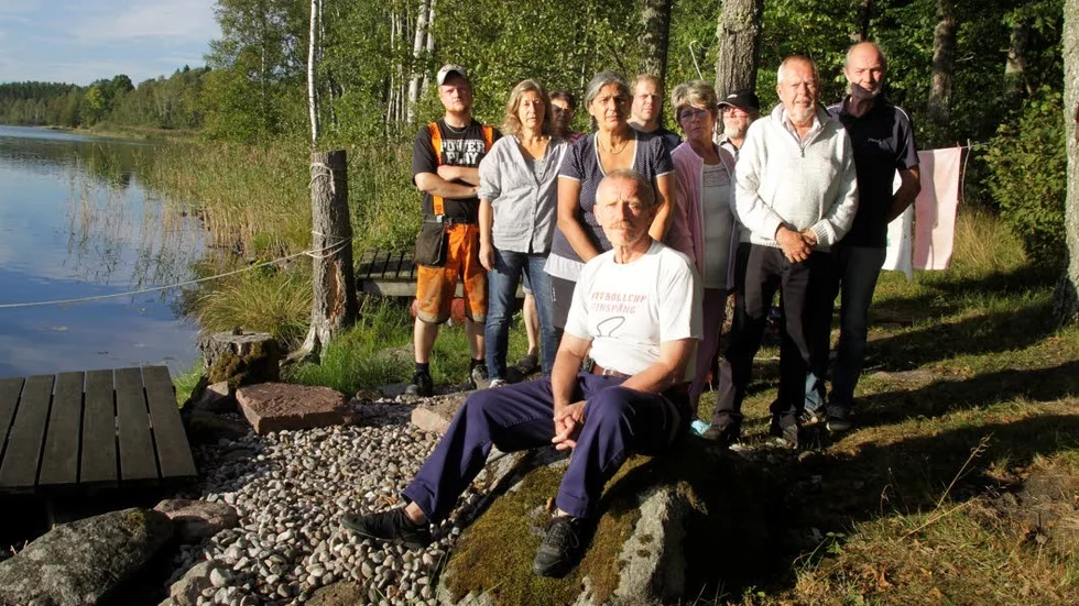 Kreosotvarning vid Mossebosjön. Bakom Boine Irebo står fr v Joakim Johansson, Maria Johansson, Laila Wisén, Mirjana Trajkova-Irebo, Jaan Toomväli, Berit Hagberg,  Reino Heiskanen, Leif Hultman och Jörgen Wisén.