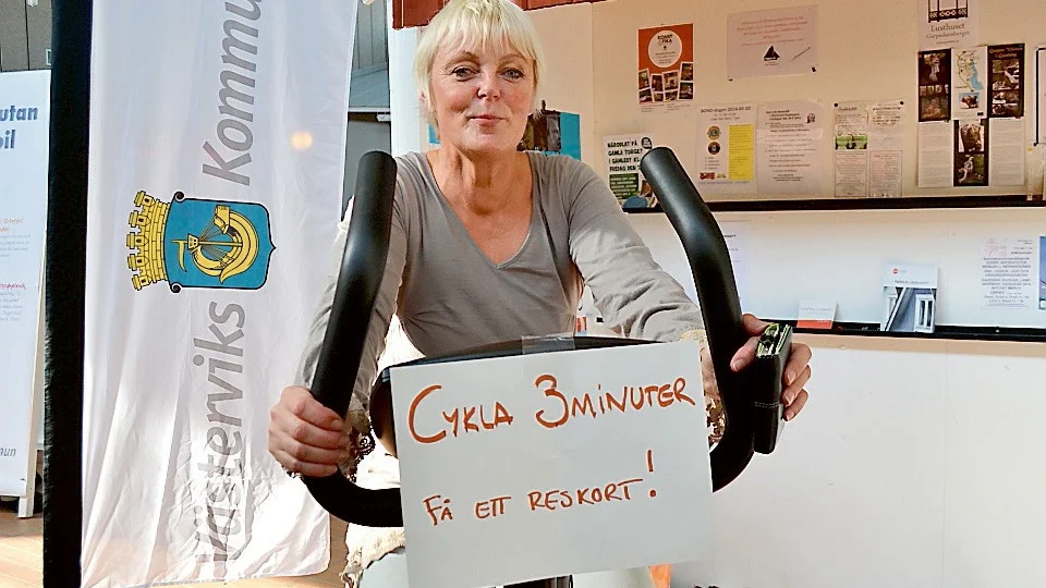 Kristina Hörnqvist, trafikingengör i Västerviks kommun, bevisar hur långt det går att cykla på tre minuter. Alla besökare som provade fick ett reskort från KLT.