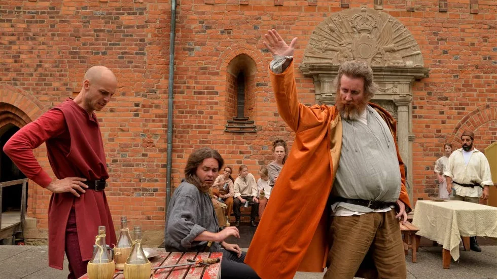 Bonuspappa. Falstaff spelad av Per-Johan Persson är en alternativ fadersgestalt till den unge prins Henrik, Andreas Forner Lindal.
